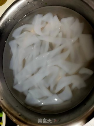 芝麻酱拌凉皮的做法步骤：1
