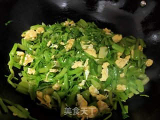 菠菜梗炒鸡蛋的做法步骤：7