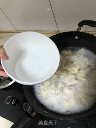 清汤抄手的做法步骤：1