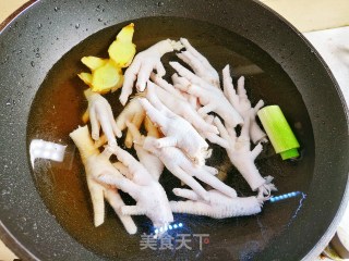 红烧鸡爪的做法步骤：2
