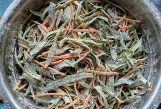 面条菜蒸胡萝卜丝的做法步骤：8