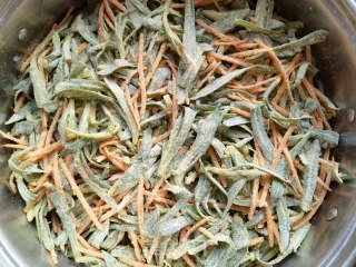 面条菜蒸胡萝卜丝的做法步骤：9