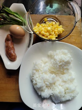 香肠玉米炒饭的做法步骤：1