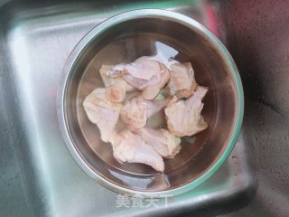 洋葱烧鸡翅根的做法步骤：1