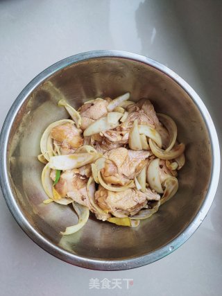 洋葱烧鸡翅根的做法步骤：4