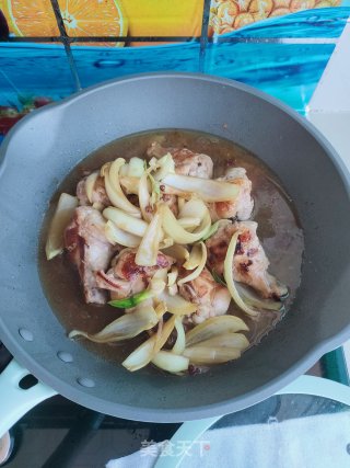 洋葱烧鸡翅根的做法步骤：7