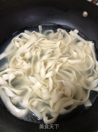 酸菜盖浇面的做法步骤：2