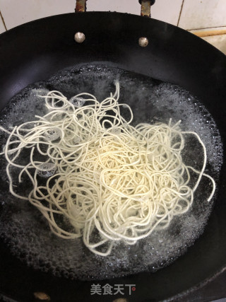 葱花拌面的做法步骤：1