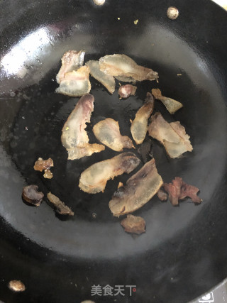 腊肉炒嫩南瓜的做法步骤：2