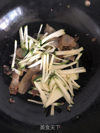 腊肉炒嫩南瓜的做法步骤：3