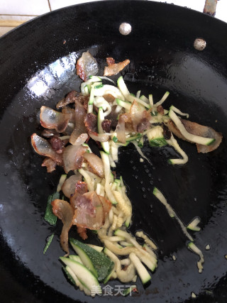 腊肉炒嫩南瓜的做法步骤：4