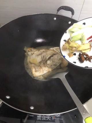 鱼头豆腐锅仔的做法步骤：3