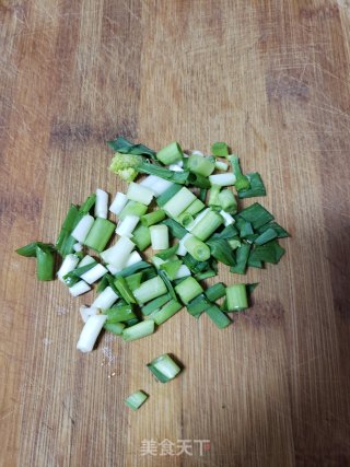 红萝卜炒黄豆芽的做法步骤：1