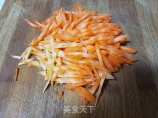 红萝卜炒黄豆芽的做法步骤：3