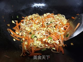 红萝卜炒黄豆芽的做法步骤：4