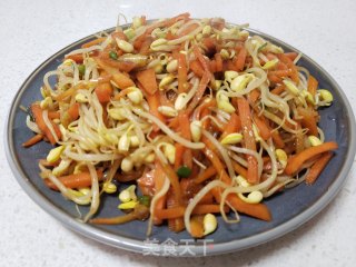 红萝卜炒黄豆芽的做法步骤：5