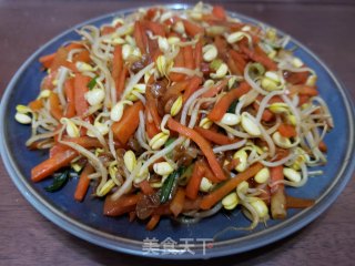 红萝卜炒黄豆芽的做法步骤：6