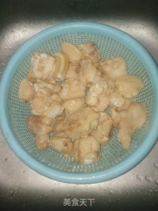 葱油焖鸡的做法步骤：2