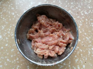 腌菜春笋炒肉丝的做法步骤：1