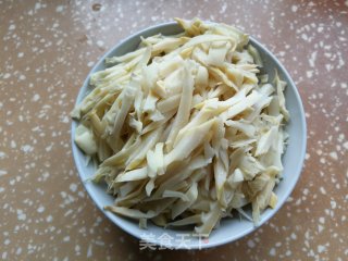 腌菜春笋炒肉丝的做法步骤：2