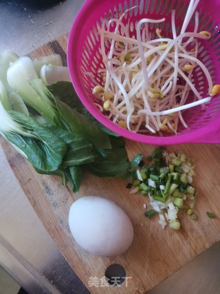 鸡蛋青菜炒河粉的做法步骤：1