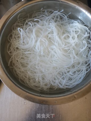 鸡蛋青菜炒河粉的做法步骤：2