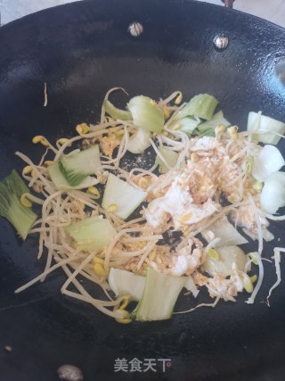 鸡蛋青菜炒河粉的做法步骤：6