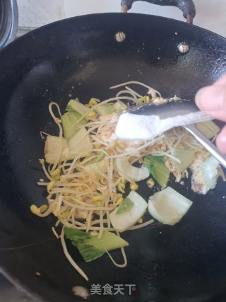 鸡蛋青菜炒河粉的做法步骤：7
