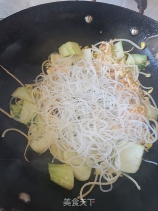 鸡蛋青菜炒河粉的做法步骤：8