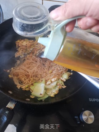 鸡蛋青菜炒河粉的做法步骤：12