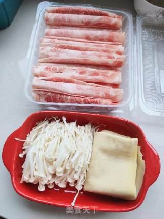 酸汤肥牛的做法步骤：1