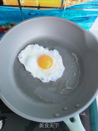 鸡翅煎蛋泡面的做法步骤：1