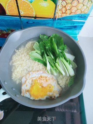 鸡翅煎蛋泡面的做法步骤：5