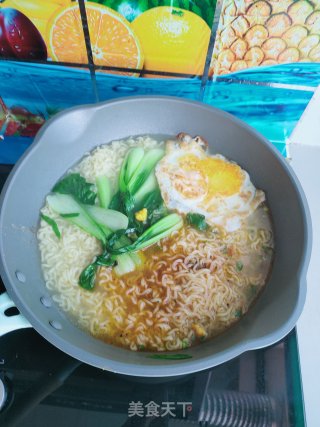 鸡翅煎蛋泡面的做法步骤：6