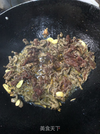 青红椒炒牛肉的做法步骤：3