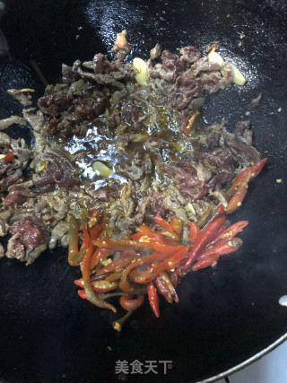 青红椒炒牛肉的做法步骤：4