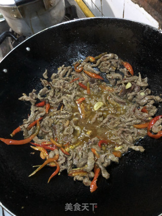 青红椒炒牛肉的做法步骤：5