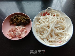 砂锅酸菜米粉的做法步骤：1