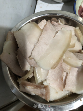 蒜苗回锅肉的做法步骤：1