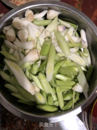 蒜苗回锅肉的做法步骤：2