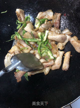 蒜苗回锅肉的做法步骤：3