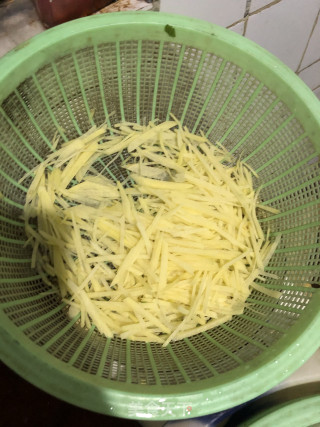 青椒土豆丝的做法步骤：1