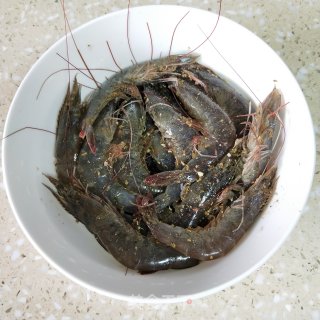盐焗虾的做法步骤：1