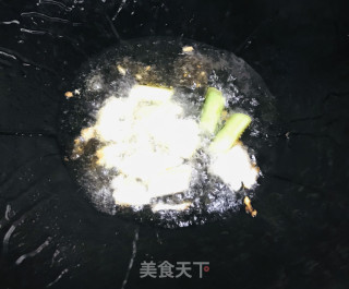 小炒卤猪耳的做法步骤：3