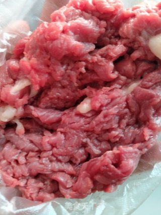 芹菜炒牛肉的做法步骤：1
