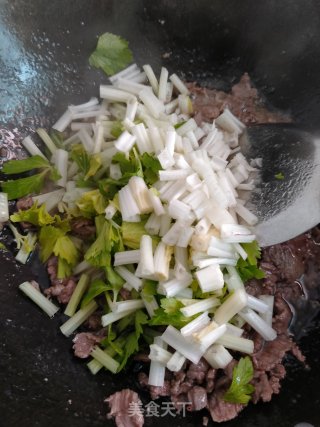 芹菜炒牛肉的做法步骤：4