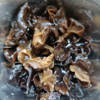 木耳薏米炖鹌鹑的做法步骤：5