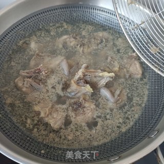 木耳薏米炖鹌鹑的做法步骤：6