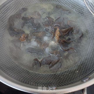 木耳薏米炖鹌鹑的做法步骤：11