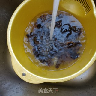 木耳薏米炖鹌鹑的做法步骤：12